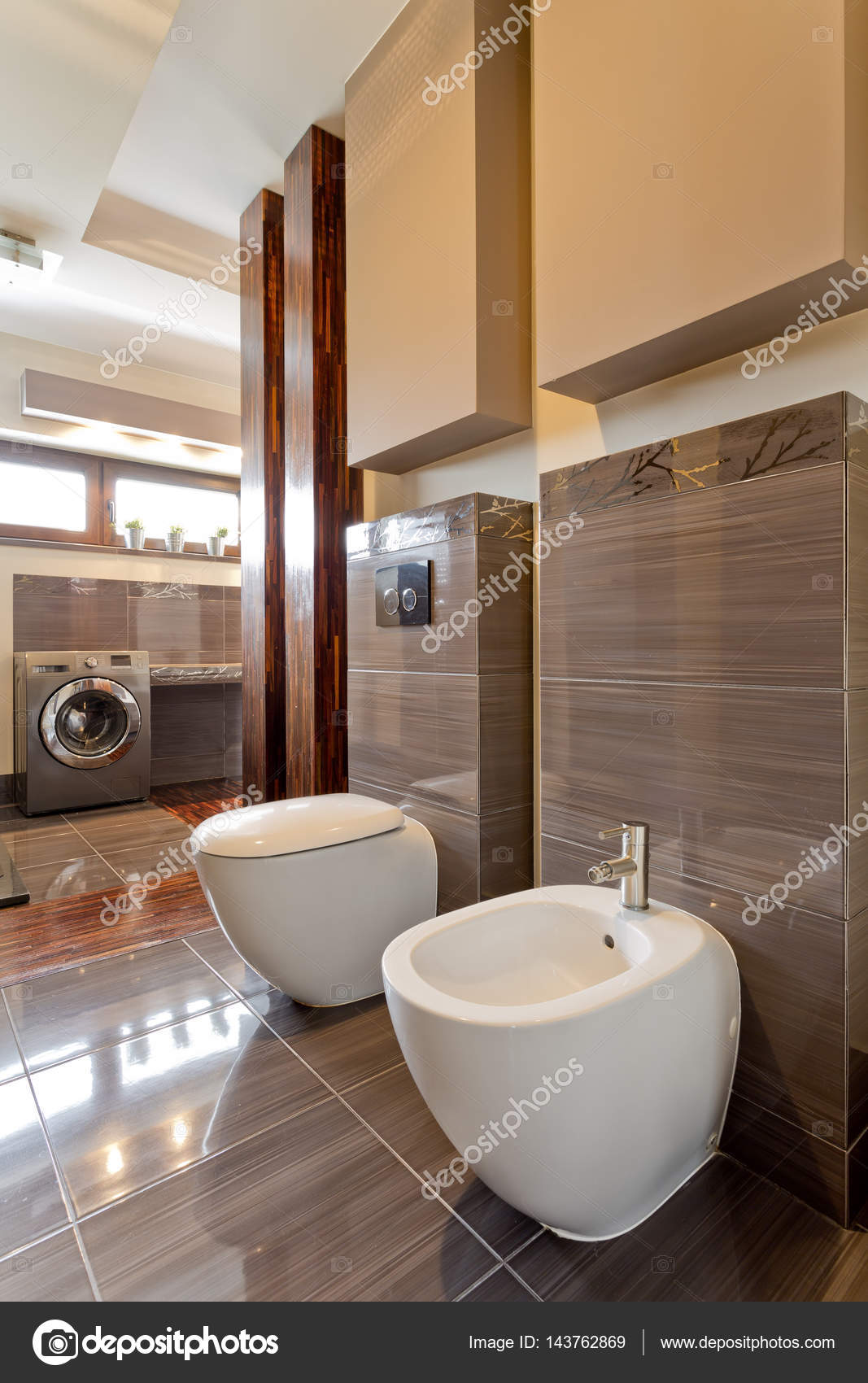Barna tágas fürdÅszoba wc vel — stock fotó © photographee.eu ...