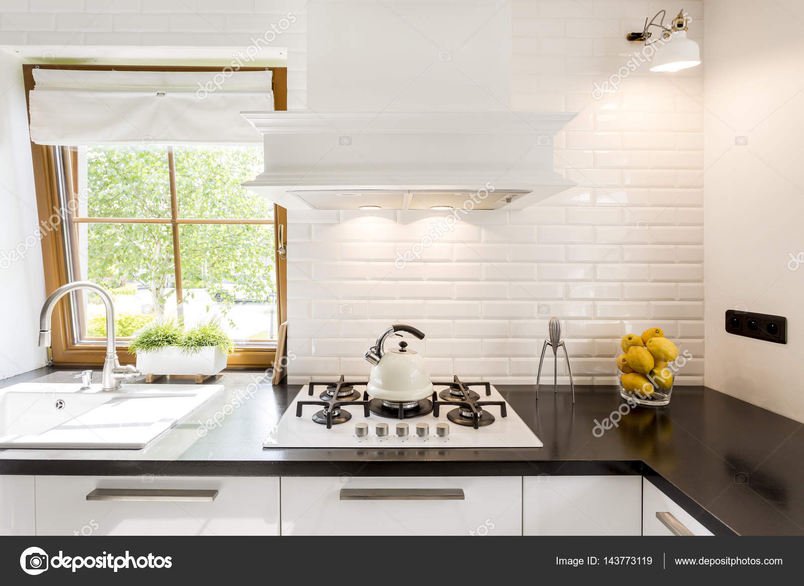 Cucina bianca con top nero — foto stock © photographee.eu #143773119 Cucina bianca top nero