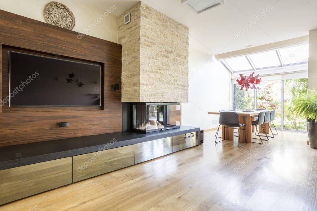 Sala con chimenea y television | Televisión y chimenea — Foto de stock