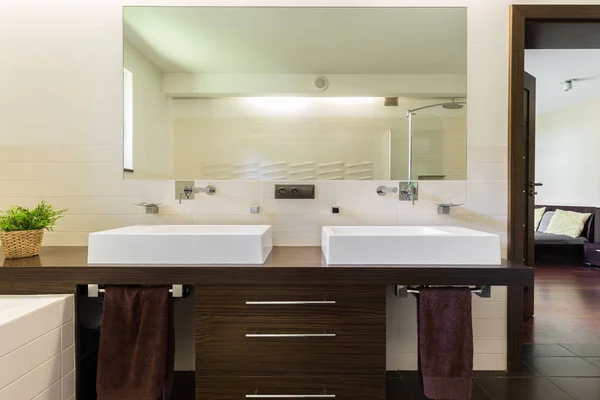 Master bathroom with two sinks and mirror — Stock Image Master bathroom with two sinks and mirror Royalty Free Stock Images