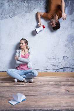 Tahriş olmuş kadın ve bağıran adam