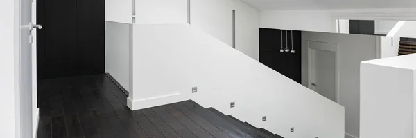 Schwarz-weiße Treppe — Stockfoto