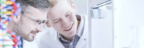 Chemists in laboratory — Stock Photo, Image