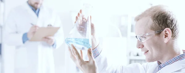 Chemist in laboratory — Stock Photo, Image