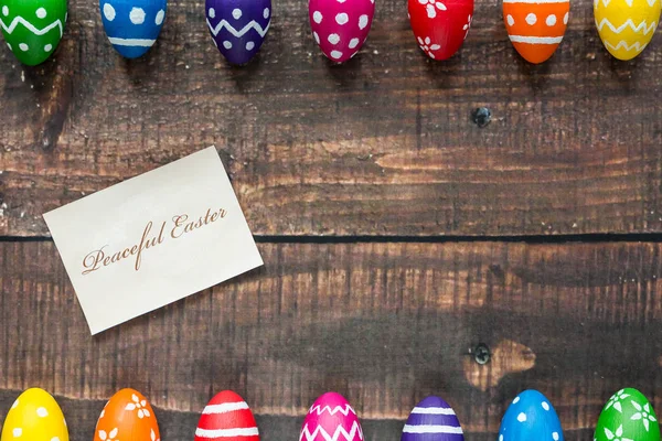 Velikonoční vajíčka na stole — Stock fotografie