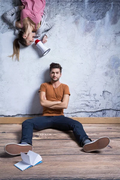 Uomo seduto contro il muro — Foto Stock