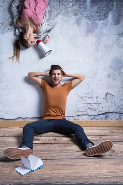 Homem e mulher com megafone — Fotografia de Stock