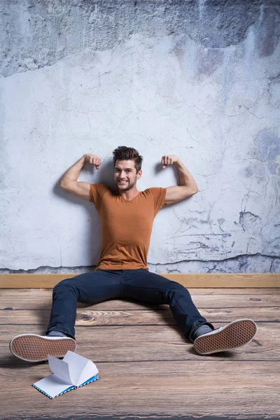 Hombre feliz presentando sus músculos — Foto de Stock