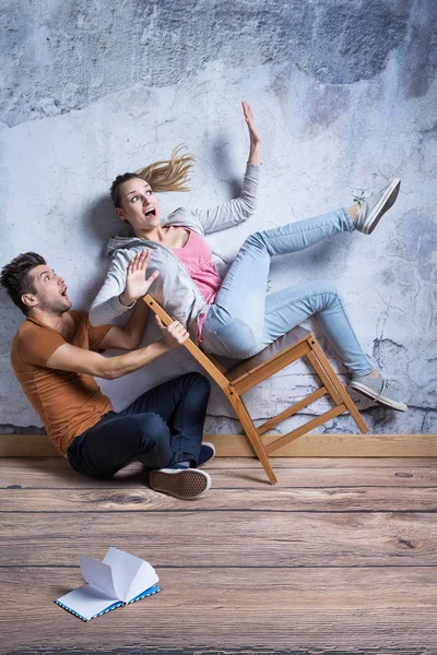 Vrouw uit stoel vallen — Stockfoto