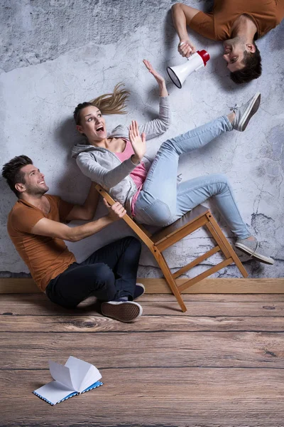 Mädchen auf umstürzendem Stuhl — Stockfoto