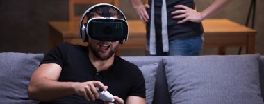 Sanal gerçeklik gözlük ile oynayan adam heyecanlı