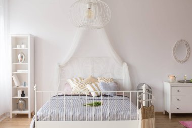 Kanopi yataklı yatak odası.