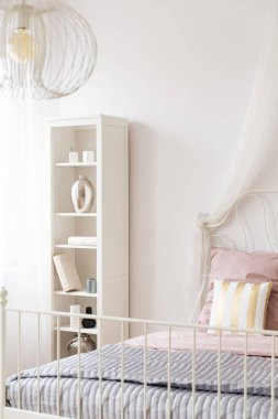 Metal çerçeve ile yatak