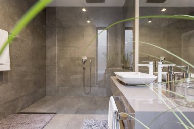 Geniş duşlu banyo