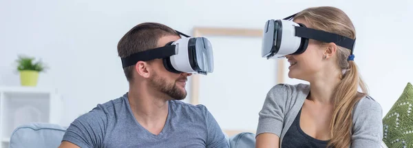Homem e mulher com óculos VR — Fotografia de Stock