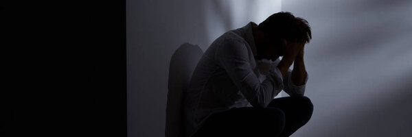 Сломленный молодой человек
