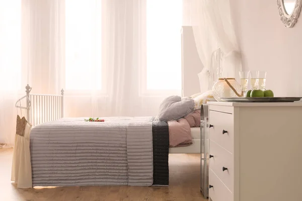 Спальня с кроватью и комодом — стоковое фото
