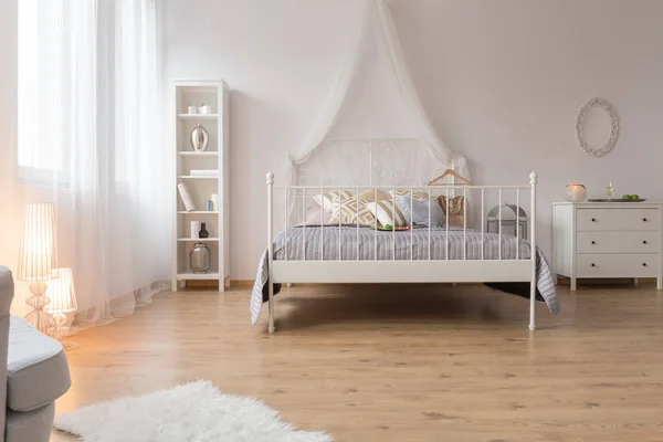 Amplio dormitorio con cama doble — Foto de Stock