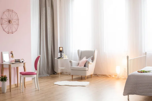 Romantische slaapkamer met fauteuil — Stockfoto