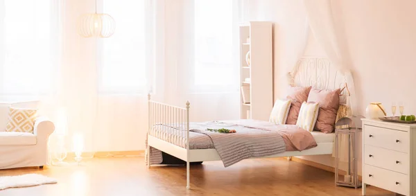 Dormitorio de moda con cama con dosel — Foto de Stock