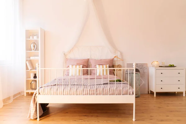 Простая спальня с двуспальной кроватью — стоковое фото