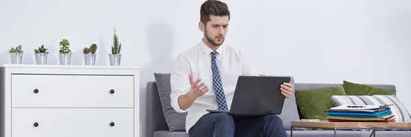 Hombre haciendo la conversación de vídeo — Foto de Stock