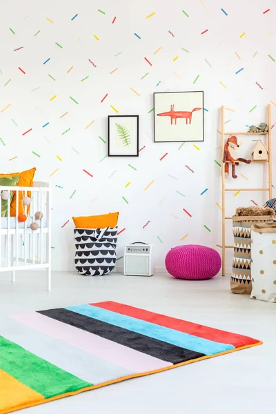 Witte kamer en kleurrijke toevoegingen — Stockfoto