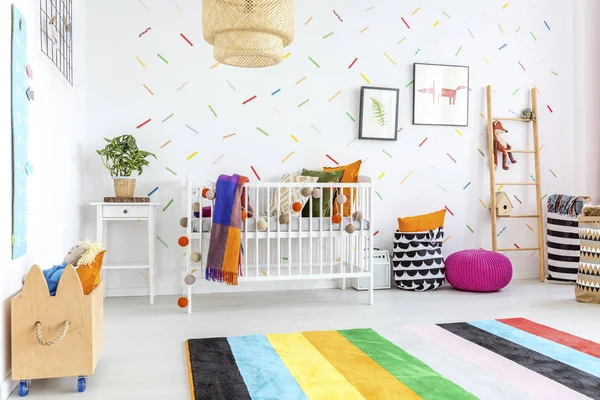 Fargerik teppe i barnerommet – stockfoto