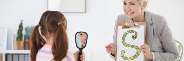 девушка с зеркалом