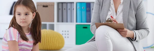 Chica en el consultorio del psicólogo — Foto de Stock