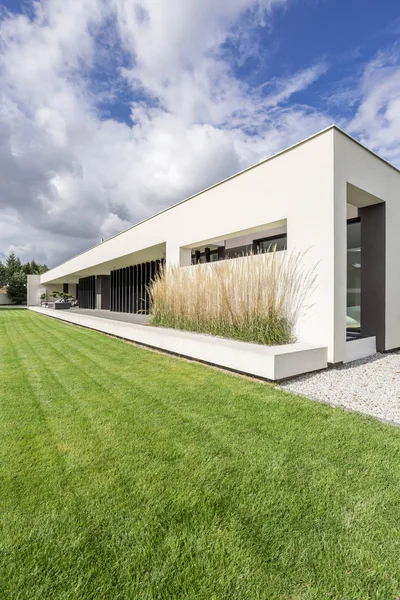 Housefront av modern villa — Stockfoto
