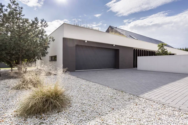 Huis met dubbele garage — Stockfoto