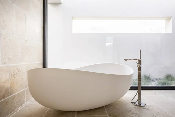 现代的椭圆形浴缸 — 图库照片