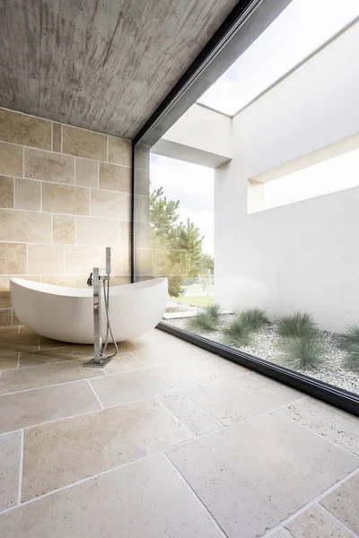 Kamar mandi minimalis dengan jendela — Stok Foto