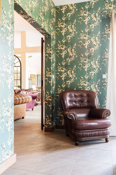 Chambre élégante avec fauteuil en cuir — Photo