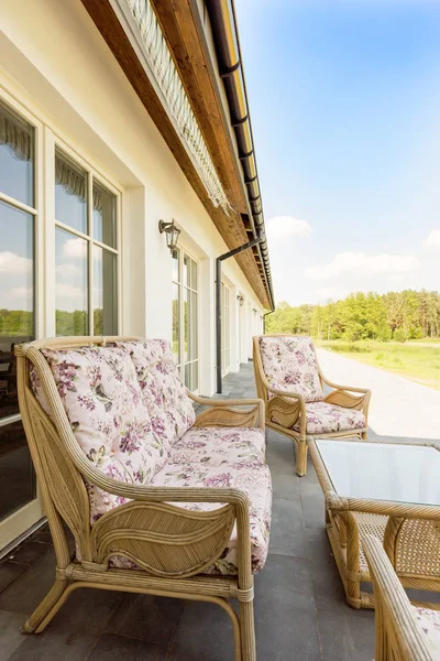 Lange Terrasse mit Korbsofa — Stockfoto