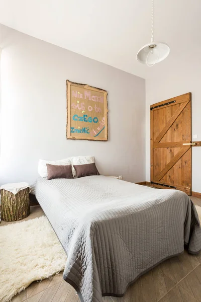 Lichte slaapkamer met tweepersoonsbed — Stockfoto