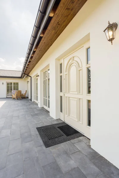 Entrance to the elegant one-story home — Stock Photo, Image