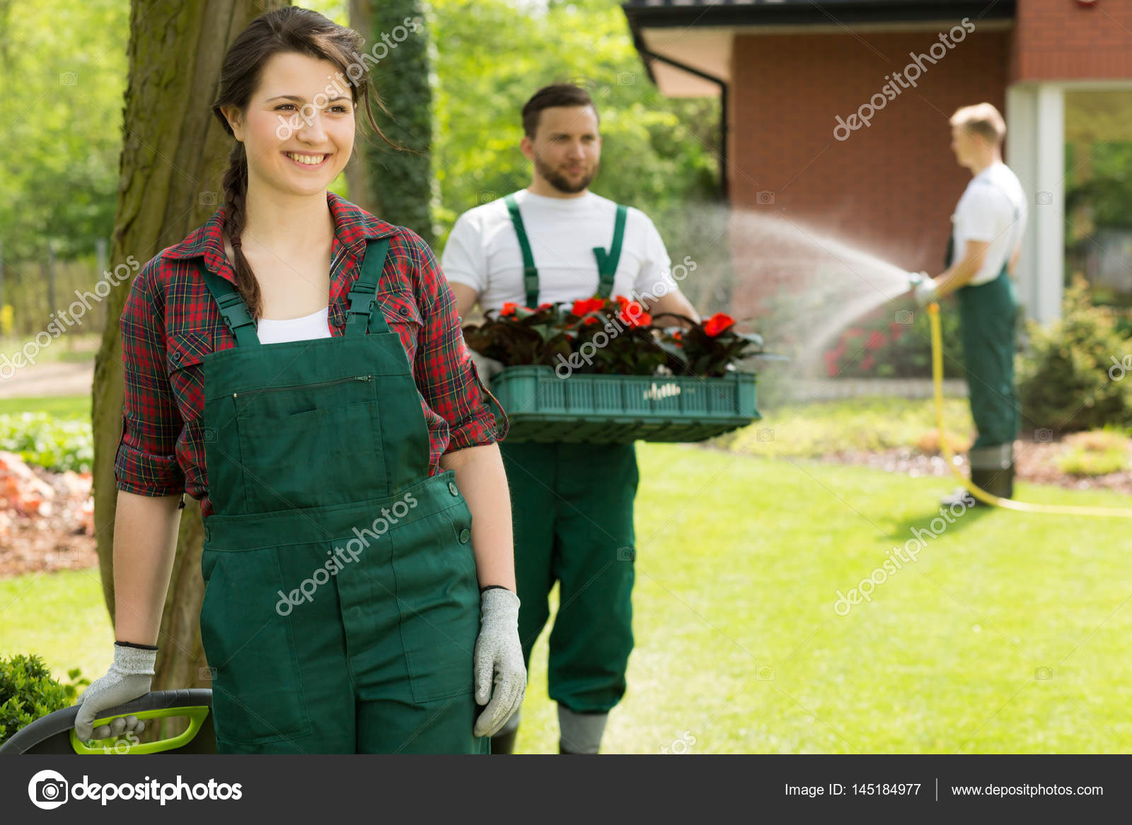 работа в саду без опыта. девушка садовник. женщина в огороде. работа в саду. работа в саду без опыта.