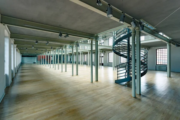 Průmyslový interiér s kulaté schodiště — Stock fotografie
