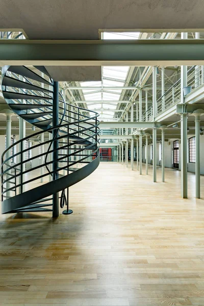 Bina ile yuvarlak merdiven sanayi — Stok fotoğraf
