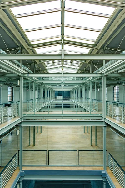 Przemysłowe wnętrze ze szklanym dachem — Zdjęcie stockowe