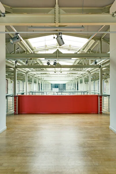 Intérieur industriel avec mur rouge — Photo