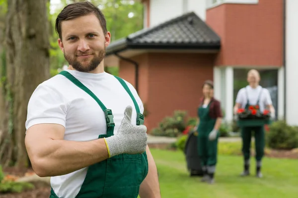 Orgulloso jardinero sonriendo con el pulgar hacia arriba — Foto de Stock