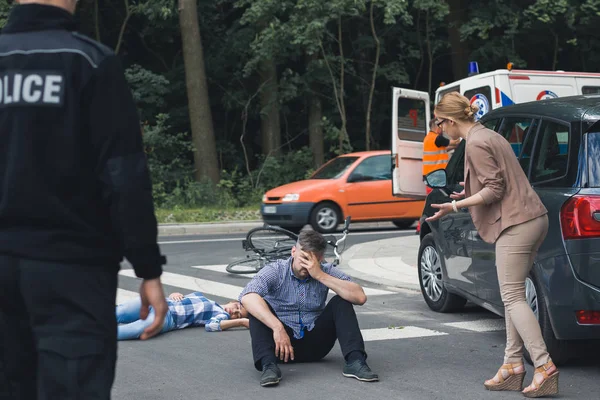 Devastated man with the crash casualty — Stock Photo, Image