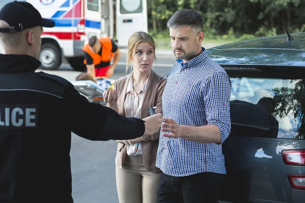 Ufficiale di polizia che esegue un test di sobrietà — Foto Stock