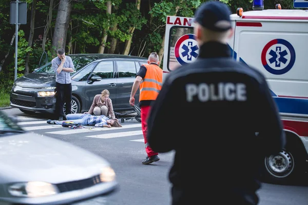 Auto-ongeluk met paramedicus zijn onderweg — Stockfoto