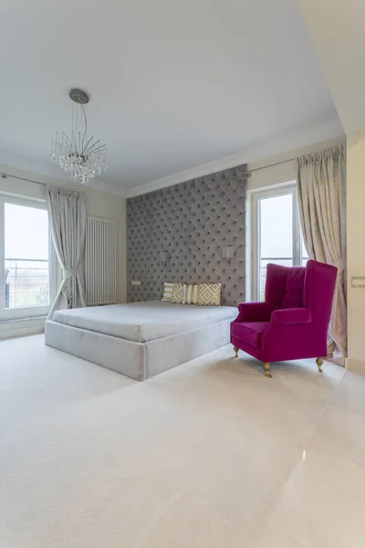 Białe i fioletowe sypialnia — Zdjęcie stockowe