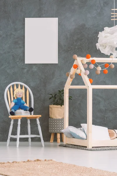 Babyzimmer mit Hausbett — Stockfoto
