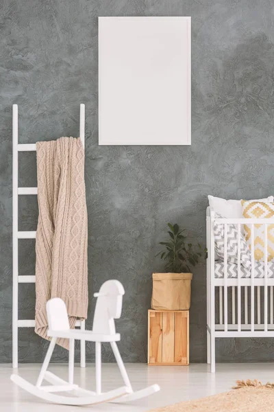 Baby slaapkamer met witte kinderbed — Stockfoto